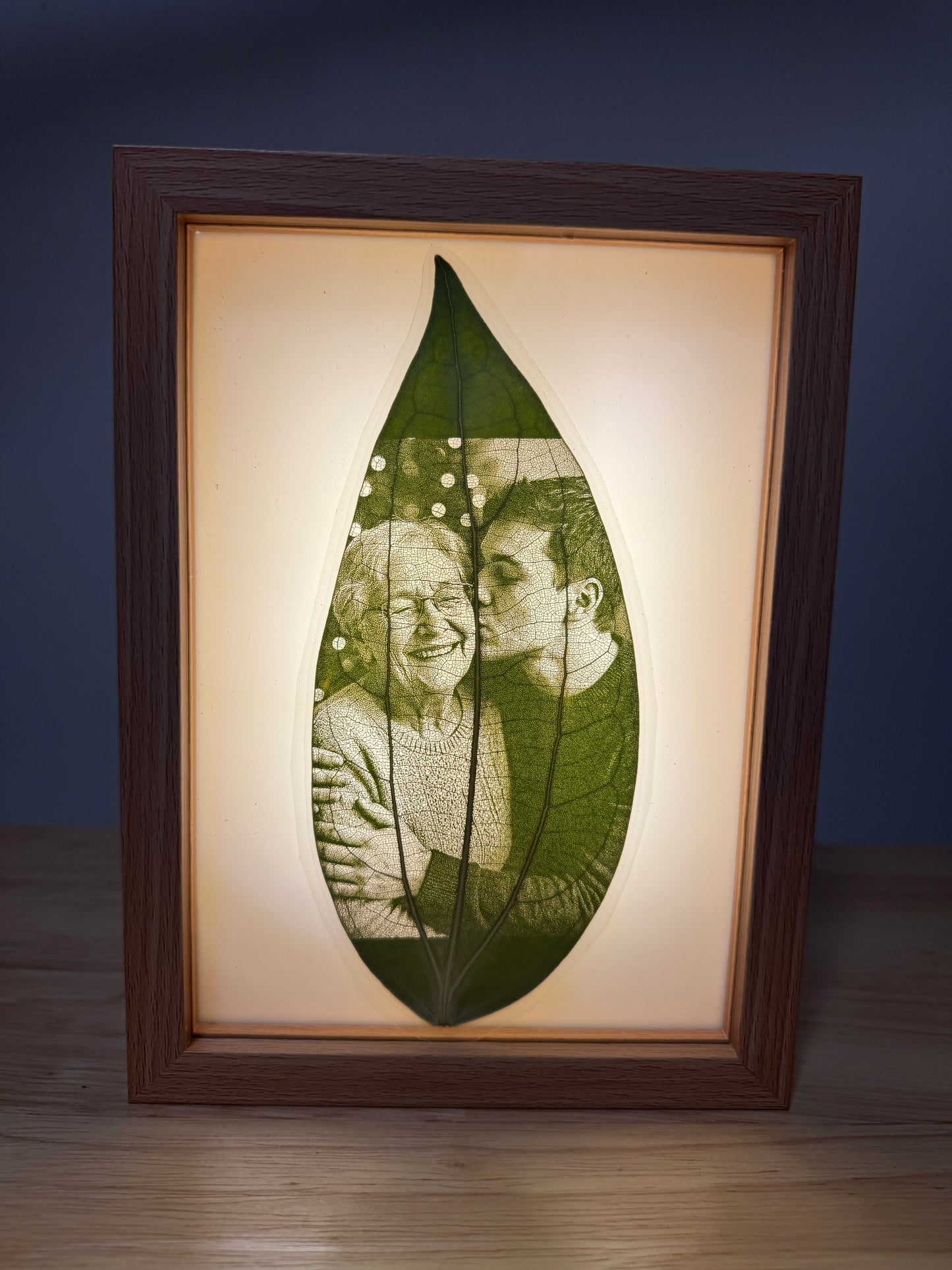 8-Inch Light-Up Display Frame & 1 Laser Engraved & Laminated Leaf