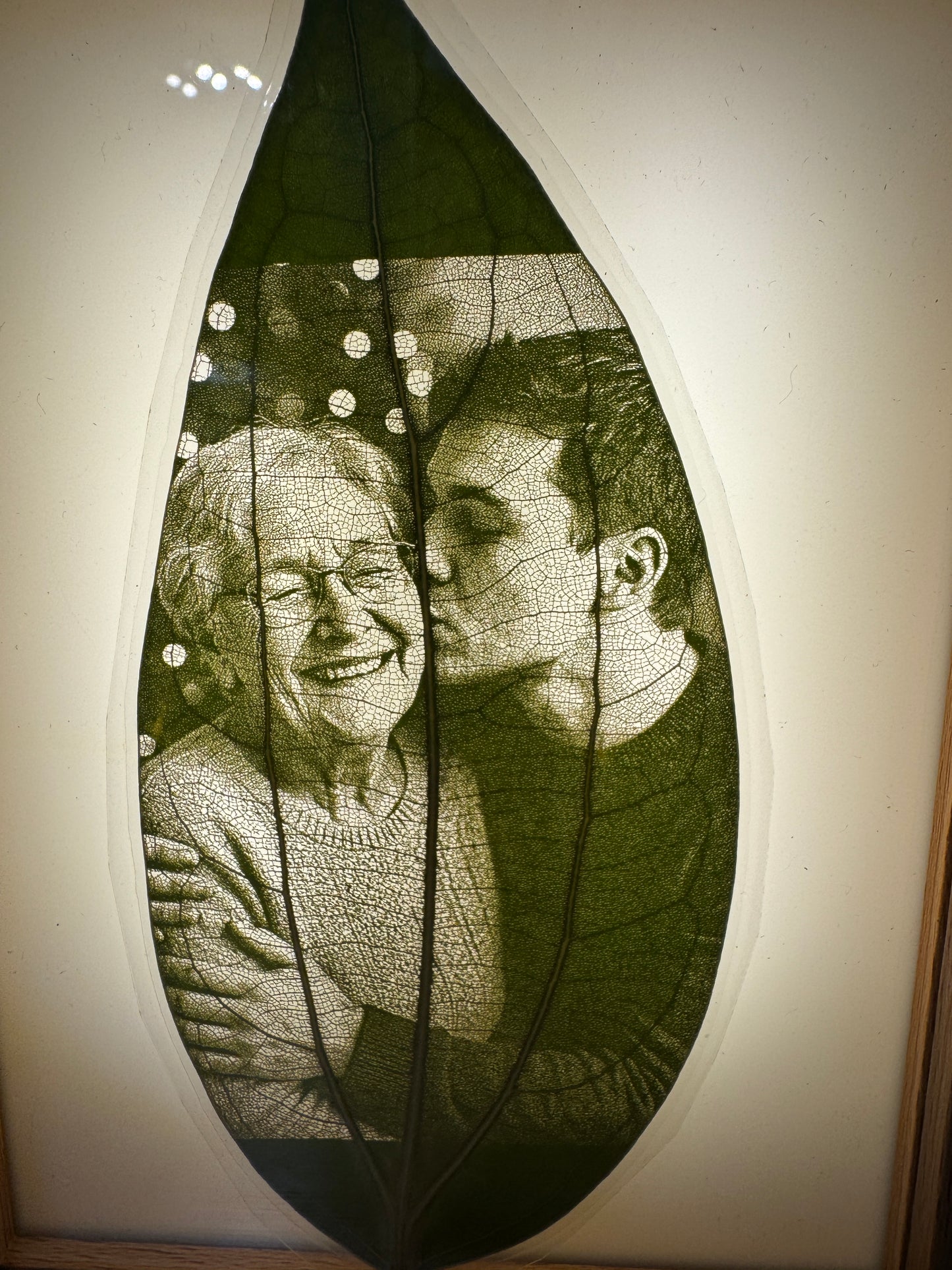 8-Inch Light-Up Display Frame & 1 Laser Engraved & Laminated Leaf