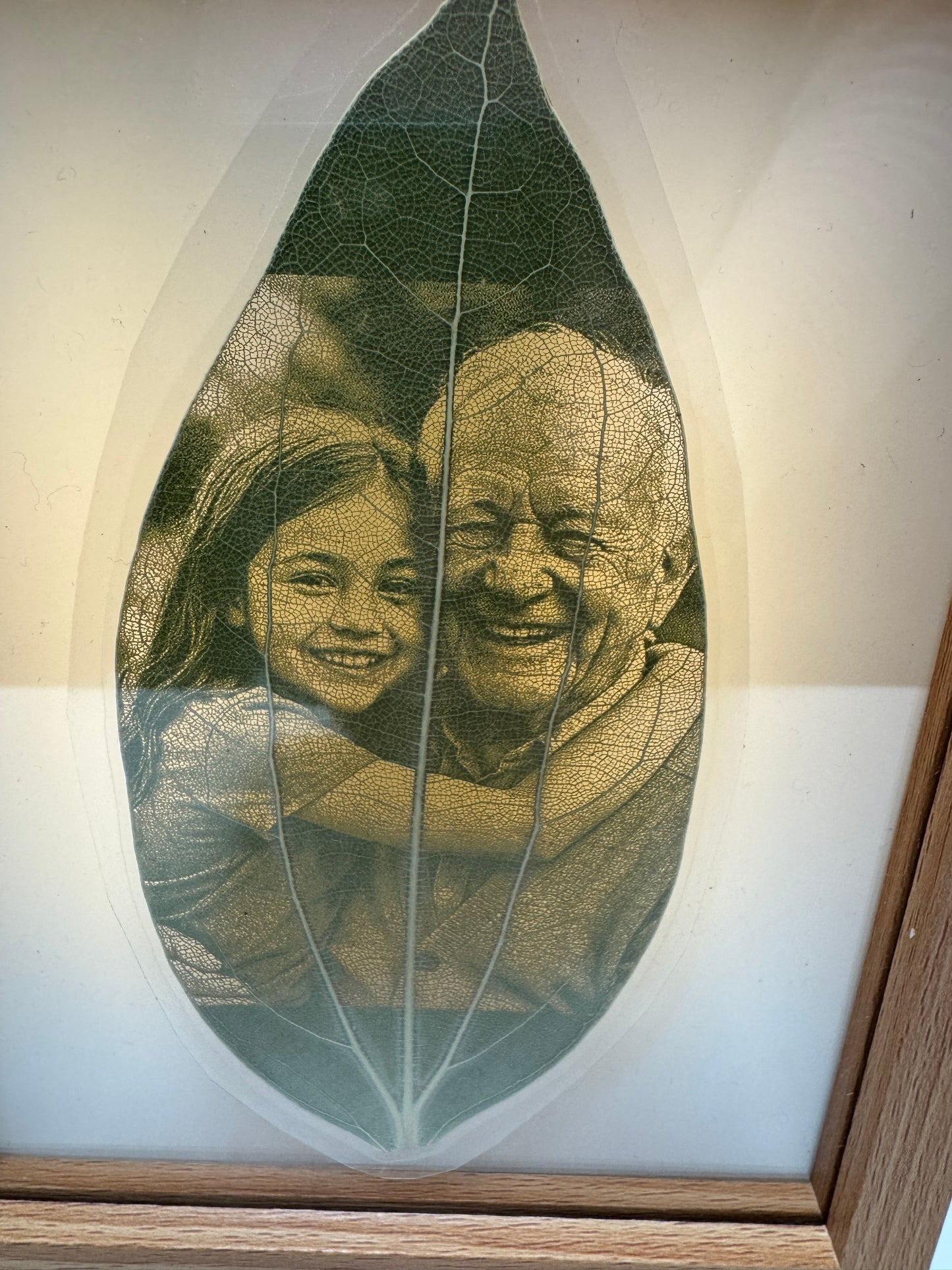 6.5 Inch Light-Up Display Frame & 1 Laser Engraved & Laminated Leaf