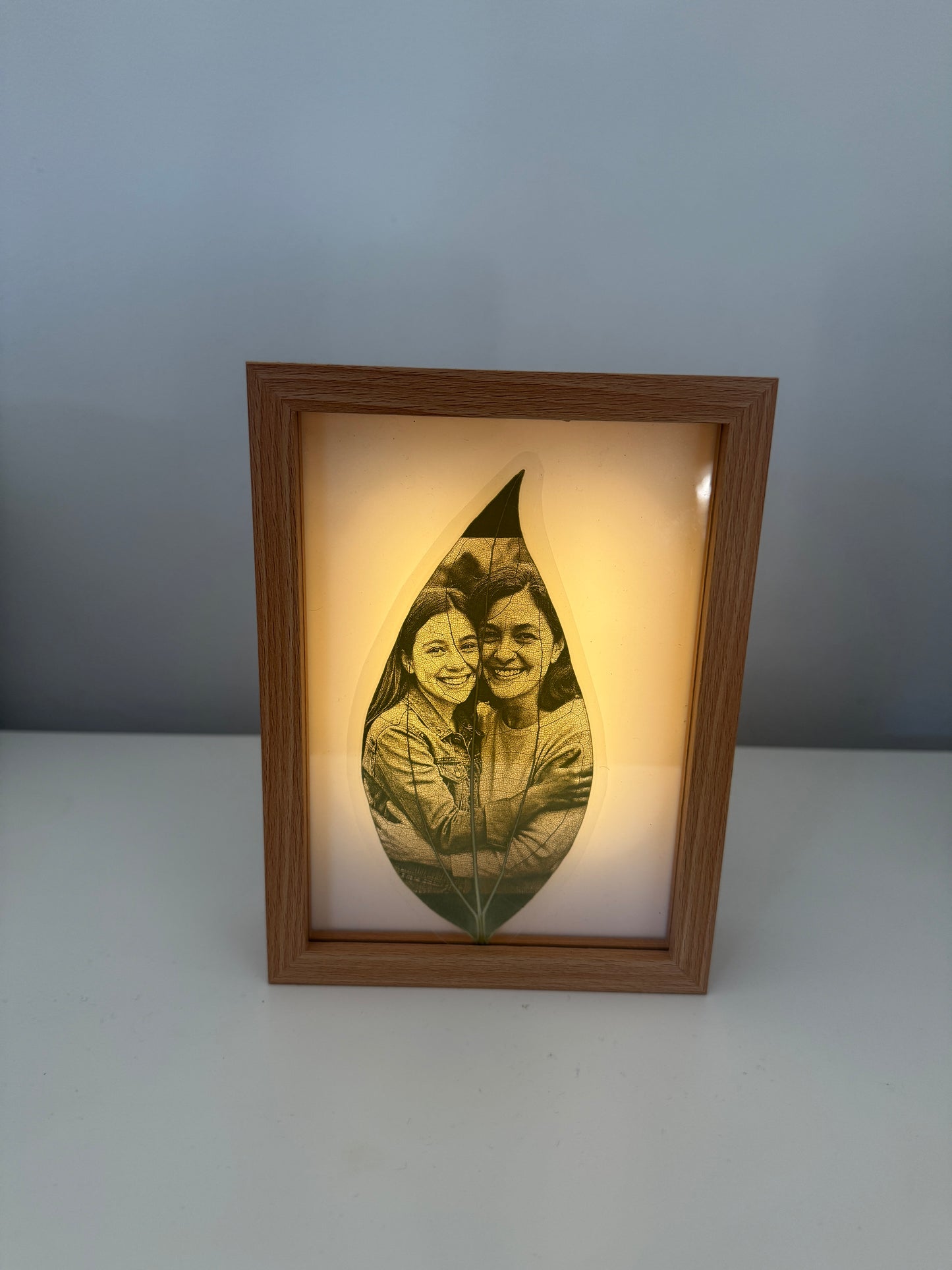 8-Inch Light-Up Display Frame & 1 Laser Engraved & Laminated Leaf