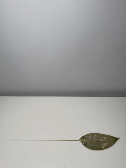 Heart-Shaped Long Metal Leaf Holder (Leaf not included)