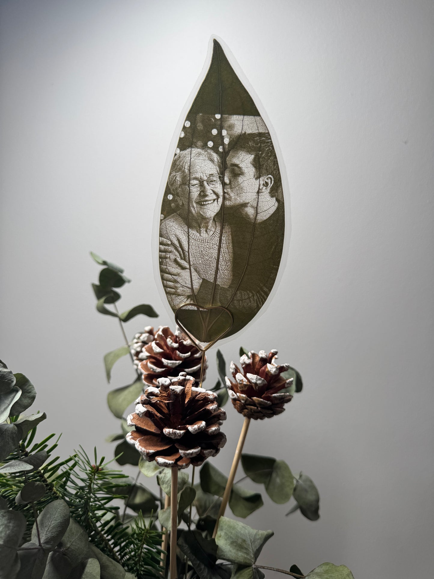 Heart-Shaped Long Metal Leaf Holder (Leaf not included)