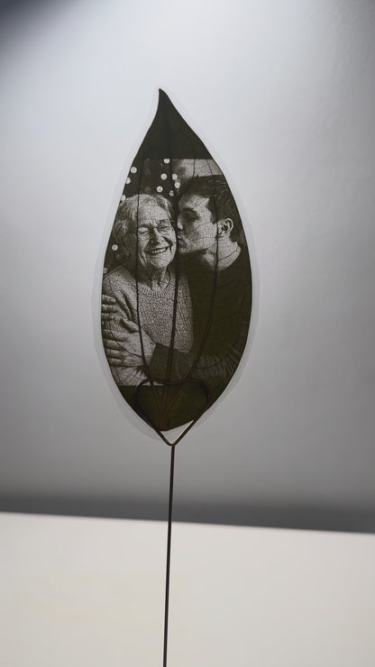 Heart-Shaped Long Metal Leaf Holder (Leaf not included)